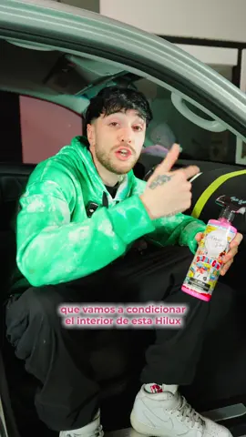 🤹‍♂️Ni Willy Wonka pudo crear semejante dulce. Te presentamos 🍬BUBBLE GUM💥 de Toxic Shine. 🤩Deja tus plásticos interiores como nuevos.  🍬BUBBLE GUM trim : Es un acondicionador de plásticos interior, el cual deja una terminación natural / satinada baja.Protege contra los rayos uv y el deterioro. Posee una increíble fragancia a chicle. ✔️Fácil aplicación. ✔️Larga duración. ✔️Libre de solventes. ✔️Base acuosa.  🤯Y si su aroma no te basta!!! También tenemos : 🍭Bubble Gum perfume y sus clips para el aire acondicionado. ✍️Registrado en ANMAT. 👑TOXIC SHINE® #TOXICAVANZA #ontherise #detailing #lavadodeautos @MatuteLera 