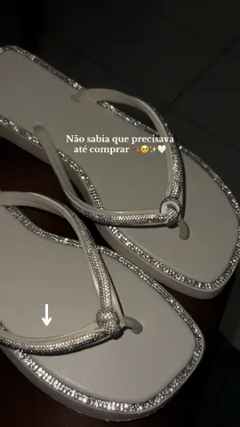 Que divaaaaa 🤏🏾🥹🤍✨ #sandaliasfemininas #sandaliafeminina #tiktokshop #strass #brilho 