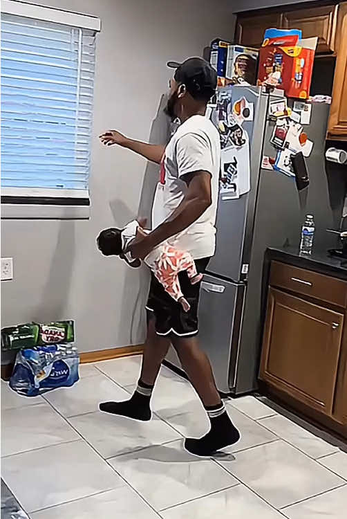How does Dad hold the baby?🤣#funny #funnybabyvideos #funnydad #dadandbaby #babytiktok #foryou #Love #dadholdingbaby #usa #babylove #funnyvideos #gunnytiktok #usa🇺🇸 