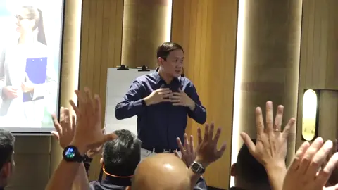 Akhlak jadi fondasi, belajar jadi budaya, kolaborasi jadi kekuatan. Tim hebat bukan dibentuk sehari, tapi dari proses yang bermakna. Let’s keep moving forward! 🚀 Salam Work with Passion! 🔥🔥🔥 #motivationtraining #leadershipdevelopment #corporateevents #motivator #louissastrawijaya 