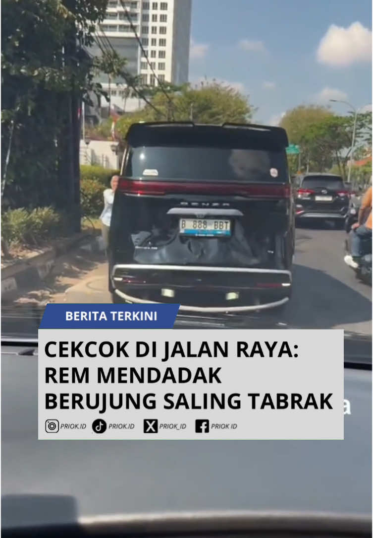 Insiden lalu lintas yang terekam kamera menjadi perbincangan warganet. Peristiwa ini terjadi di Jalan Soekarno, Surabaya, pada Senin (11/8/2025). Berdasarkan keterangan perekam, kejadian bermula saat sebuah sepeda motor terjatuh usai ditabrak taksi. Sopir taksi tersebut diduga melarikan diri. Tak lama kemudian, mobil Denza yang berada di depan melakukan pengereman mendadak. Pengemudi di belakangnya mengaku sudah menginjak rem, namun jarak terlalu dekat sehingga tak dapat menghindari tabrakan. “Saya menabrak dia tidak sengaja karena dia rem mendadak,” ujar perekam. Pengemudi kemudian turun dan mencoba berbicara secara sopan dengan lawan insiden, seorang pria lanjut usia berusia sekitar 70 tahun. Namun, upaya mediasi itu tidak berjalan mulus. Situasi semakin memanas ketika perekam kembali masuk ke mobilnya. Lawan insiden diduga sengaja mundur (atret) dan menabrak mobil korban sebanyak dua kali. “Pertama saya tidak rekam, kedua saya rekam seperti di video,” jelasnya. Video tersebut kini menuai beragam komentar publik dan memunculkan seruan agar kasus ini ditindaklanjuti pihak berwenang. #priokid #priokidnews  Source: DM