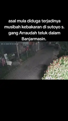 DIDUGA ASAL API KEBAKARAN DI SUTOYO S.GANG ARRAUDAH TELUK DALAM BANJARMASIN.  Terima kasih yg sudah baca dan nonton videonya, bilamana ada informasi yg keliru mohon du koreksi atau tambahkan di kolom komentar bawah 👇.  follow akun tiktok ulun, bantu like dan share, Terima kasih.  #seputarbanjarmasin #pemadamkebakaran #Kebakaran #berandatiktok #foryou 