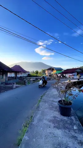 Sunguh beruntung yang tinggal di sini..!nyaman,tenang,sejuk dan indah..!#fypp #fypngakni #fypminang #sumbar #sungaitanang 