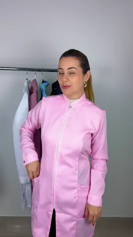 💖 Profissional, mas com toque de personalidade! O Jaleco Oxford Rosa Chiclete une conforto, durabilidade e um visual que chama atenção no consultório ou clínica. 👩‍⚕️✨ #JalecoFeminino #uniformeprofissional  #estiloprofissional #lookdetrabalho  #estética #dentista #fisioterapia  #saúdecomestilo #VMJalecos #tiktokmademebuyit  #viralnotiktok 