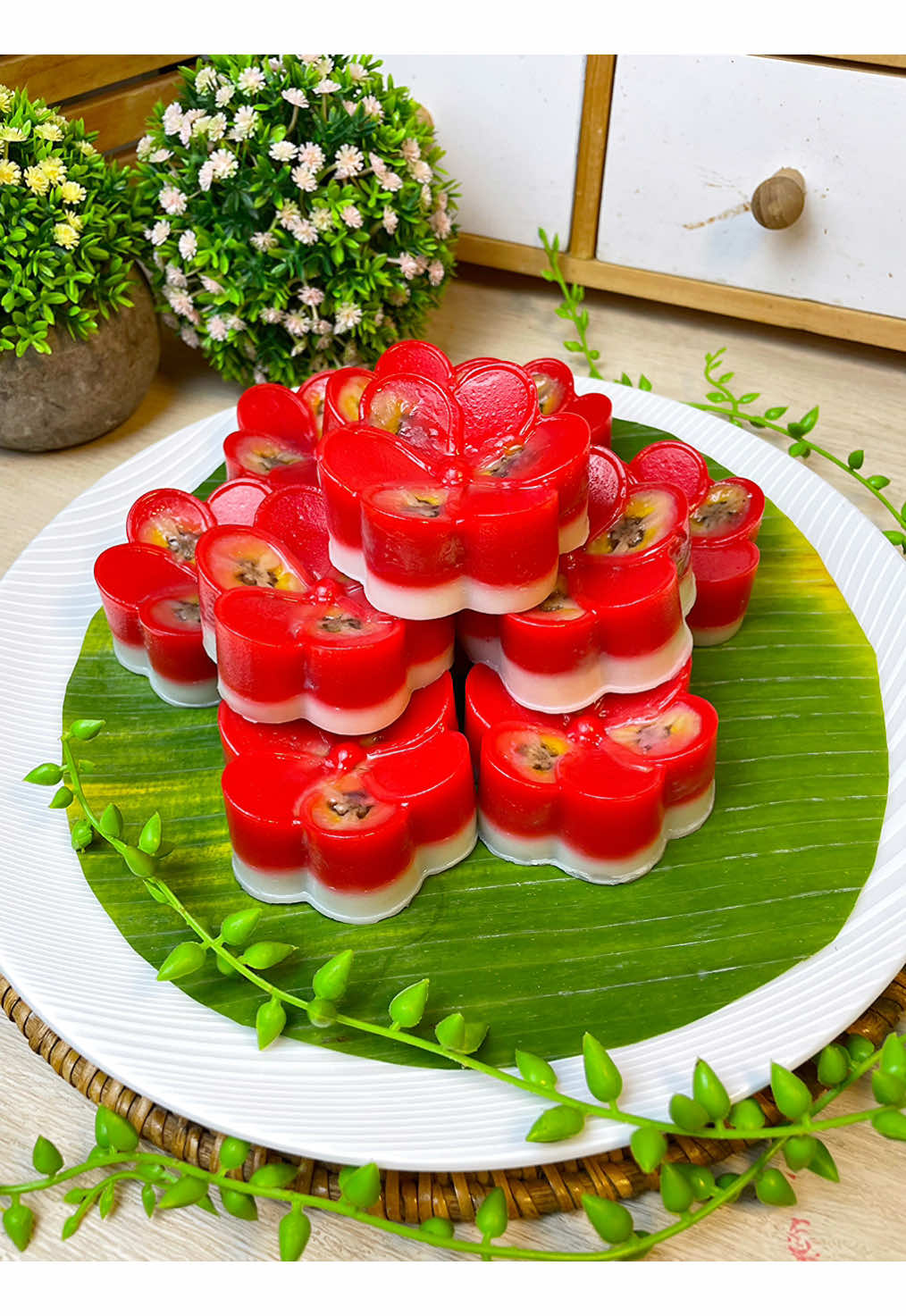 Bosen pisangnya di goreng dan di kukus aja, jadi kali ini aku buat Nagasari Merah Putih  Untuk memperingati HUT RI 🇮🇩 Rasanya enak ,manis, gurih , lembut dan sedikit kenyal tampilannya cantik pasti jadi rebutan  Nagasari Merah Putih 🇮🇩✨  Bahan bahan : 175 gr Tepung Beras ROSE BRAND  50 gr Tepung Tapioka ROSE BRAND  100 gr gula pasir 1 sdt vanili 1/2 sdt garam 500 ml santan Secukupnya pewarna putih Secukupnya pewarna merah  1 resep jadi 15 biji  Untuk Tepung Beras dan Tapioka udah pasti aku selalu pakai produk ROSE BRAND karena sudah terpercaya membuat jajanan tradisional dan makanan khas indonesia lainnya ✨ @Rose Brand #ResepPraktisROSEBRAND #AyoMakanKueBasah #cemilan #idejulan #nagasari  