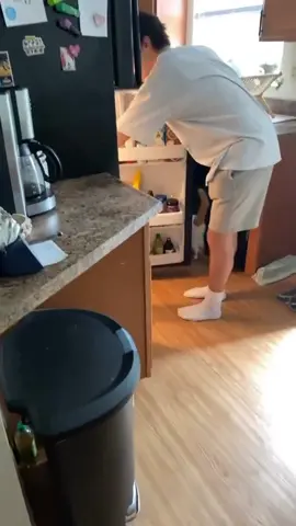 The cat seems to have never eaten. 🐱🤣🤣#cat #cats #funnyvideos #funnyanimals #funnycats #cute #foryou 