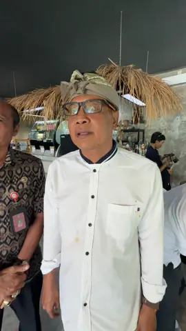 Mantap! Desa Jimbaran bergerak cepat dalam penanganan sampah dengan menyediakan tong edan dan menyiapkan lubang biopori di setiap rumah warga. Informasi ini disampaikan oleh AA Bagus Mutiara Arsana Putra, Ketua Tim Percepatan Pembangunan Desa Adat Jimbaran, bersama Wayan Kardiasa, Lurah Jimbaran. #fyp #viral #badung #sampah #jimbaran 