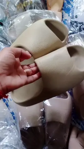 dép bánh mì vâng nhám... mẫu dép đúc nguyên khối... có size từ 36 đến 43.. mời cả nhà và tham khảo thêm.