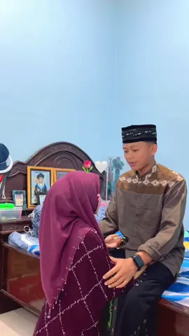 معك تعلمت أن الزواج ليس راحة دائمة، بل عملٌ مشترك لنصل إلى السعادة الأبدية Bersamamu aku belajar bahwa pernikahan bukanlah kenyamanan tanpa akhir, tapi kerja sama untuk mencapai kebahagiaan abadi.@i'mAdndMusyarfh_ #pasutri #couple #masyaallahtabarakkallah #arabic #arabicsong #pasutriromantis 