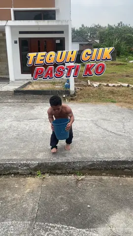 LATIHAN NANGKEP @teguhcilikofficial  KO KAMU HAHAHAHA #tiyanrakyatkecil #shadukjotosh #herobondangemoy #disabilitas