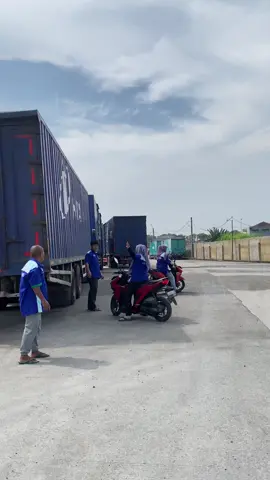 pak yus si paling happy kiyowo 😀 #sopirtruck #sopirtrukpunyacerita #sopirtruckindonesia🇮🇩 