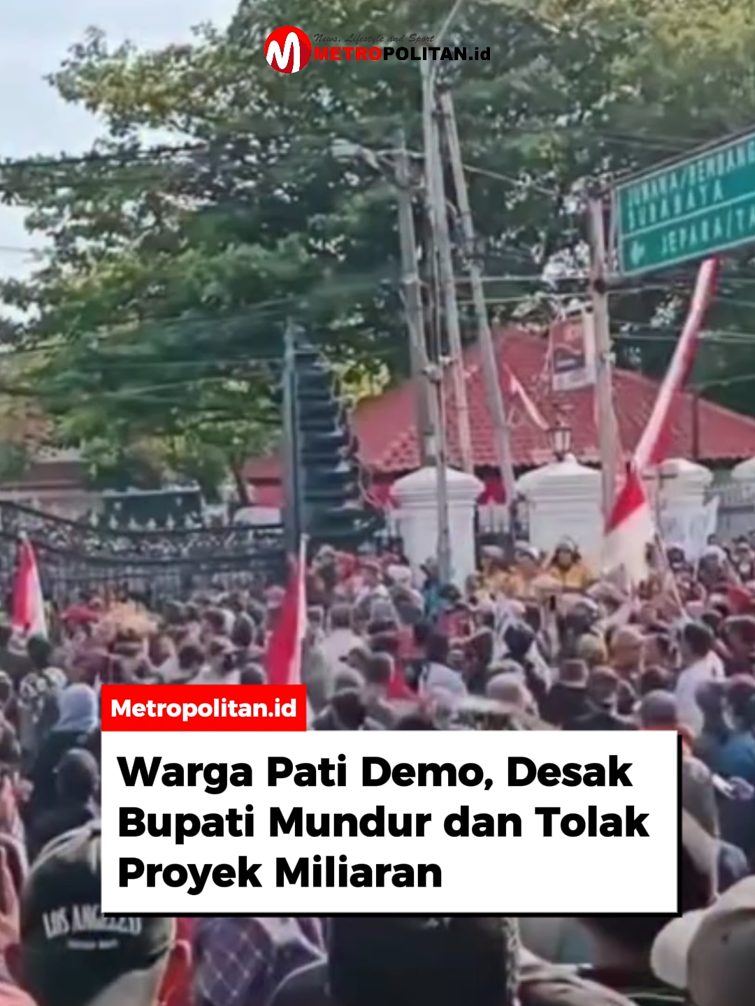 Gelombang massa dari Aliansi Masyarakat Pati Bersatu memadati kawasan depan Kantor Bupati Pati pada Rabu (13/8/2025) pagi. Aksi yang dimulai pukul 08.20 WIB ini menjadi puncak protes warga terhadap berbagai kebijakan Bupati Sudewo, dengan tuntutan utama agar ia segera mundur dari jabatannya. Di lokasi, massa membawa spanduk, pengeras suara, serta truk tronton yang difungsikan sebagai panggung orasi. Dari atas truk tersebut, perwakilan aliansi secara bergantian menyampaikan aspirasi. Meski Bupati Sudewo telah membatalkan rencana kenaikan PBB-P2 hingga 250%, warga tetap menggelar aksi dengan lima tuntutan utama: mendesak Sudewo mundur, menolak penerapan lima hari sekolah, menolak renovasi Alun-alun Pati senilai Rp2 miliar, menolak pembongkaran total Masjid Alun-alun Pati yang bersejarah, serta mempertanyakan proyek videotron senilai Rp1,39 miliar. Sc: pekalonganinfo #metropolitanid #wargapatidemo #desakbupatimundur #bupatisudewo #limatuntutan