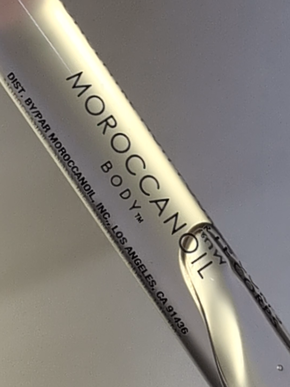 @Moroccanoil  This is the best body oil that I ever try. I am so in love with the perfect fragances of this night body serum. #moroccanoil #bodyserum #skin 