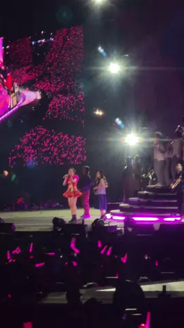 Bốc trúng sít rịt khi được nghe live Vị Nhà #vinha #đenvâu #hoangthuylinh #vconcert #concertquocgia 