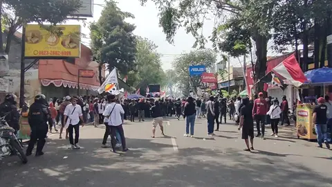 Kondisi terkini demo di depan Kantor Bupati Pati, Rabu 13 Agustus 2025. Gambar diambil di sebelah timur Alun-Alun Pati. (Musyafa Musa).
