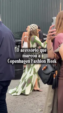 Definitivamente esse foi o acessório da Copenhagen Fashion Week! 😱❤️ Já estava de olho nesse acessório, vendo algumas pessoas estilosas usando, mas a tendência se confirmou durante essa semana de moda! Essa touquinha de crochê é puro estilo! Tanto lisa quanto com pedrinhas penduradas! ❤️ Já quero uma!! E vocês? Usariam?