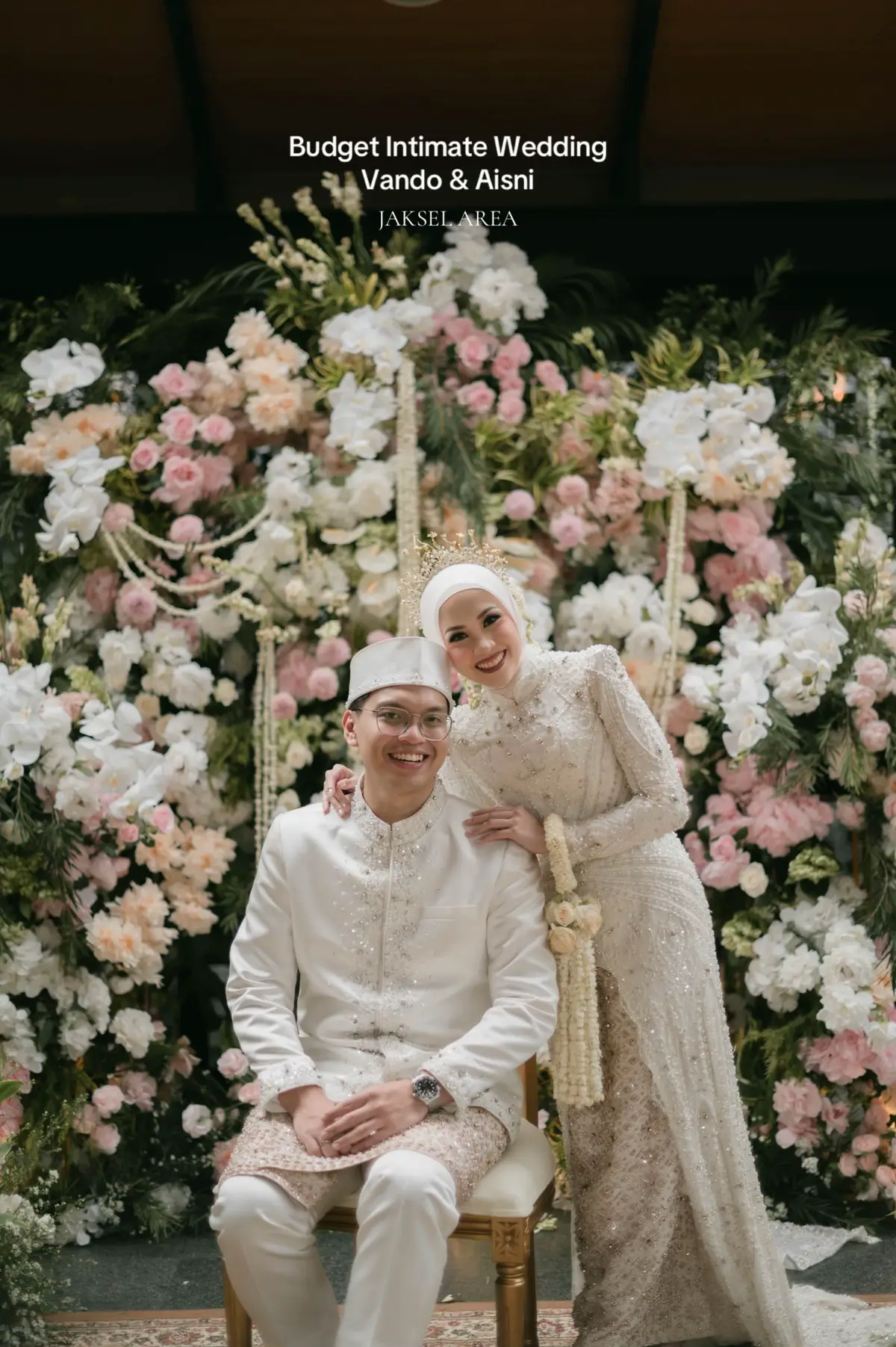 Alhamdulillah bisa merealisasikan intimate wedding 🥹🤍 Kenapa milih intimate biar lebih hangat dan syahdu selain itu juga buat spend kehidupan after menikah.. terima kasih kepada orang tua dan keluarga yang sudah support juga 🫶🏻