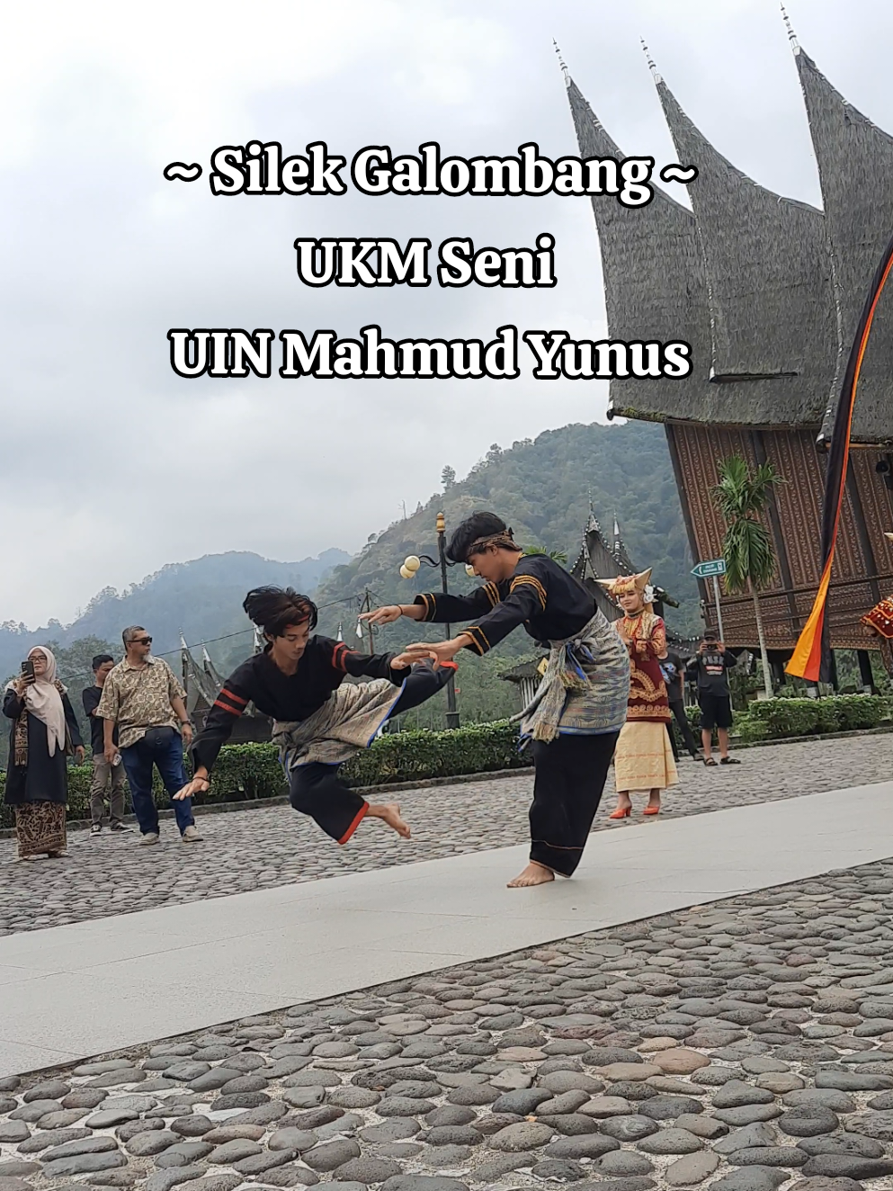 Saat menyambut tamu rombongan chefs dari Indonesia, Malaysia, Brunei dan Thailand yang melakukan kunjungan di Tanah Datar pada 8 Agustus 2025 dengan jargon, “Yuk Marandang With International Chefs Gastronomy and Tourism”.  #istanobasapagaruyung #chef #indonesia #malaysia #bruneidarussalam #silek 