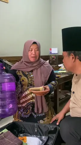 Packing koper umroh kuwe kudu teliti, aja nganti ana sing ketinggalan! 🕋 Kudu dicek siji-siji: sandhangan, perlengkapan ibadah, obat pribadi, nganti sandal. Aja nganti malah kegawa barang ora penting, malah ngrepoti awak dhewe! Yuh sing pada arep umroh aja kelalen maring travel andalane wong ngapak. Kie alamate.. 📍Kantor Pusat: Jl Yos Sudarso No 32, Rejasari, Purwokerto Barat, Banyumas ☎️ Admin Ayu: 082231000420 #UmrohAman #BiroUmrohPurwokerto #Akreditasi #BiroUmrohTerpercaya #HumorIbadah 