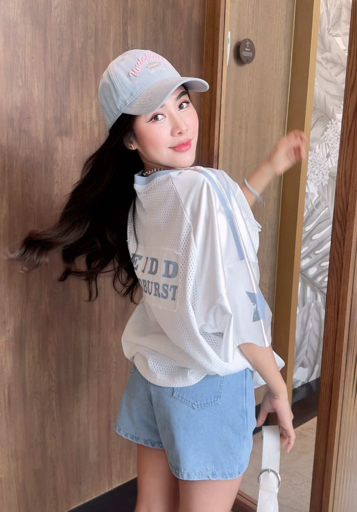 เสื้อบอลใส่ชิล มาพร้อมกางเกงยีนส์ไปตามไซด์ใครหาชุดที่ใส่แล้วไม่ร้อนใส่สบายใส่ได้ทุกวันต้องรุ่นนี้แล้วค่ะ  #OOTD #thealner #แมสเถอะ 