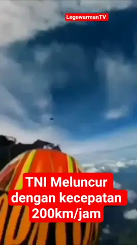 detik-detik TNI meluncur dari kapal terbang Dengan kecepatan 200 km/jam #tiktokviral #sorotan #fyp #tiktok #tiktok 