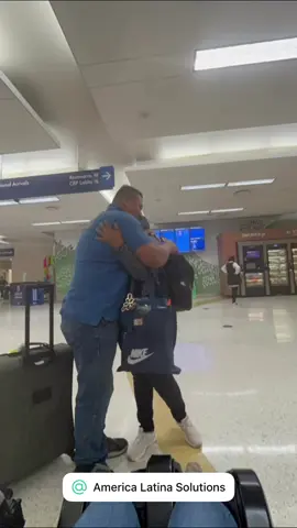 Honrada de ser testigo de su reencuentro 💕 Los procesos migratorios son duros, pero ustedes confiaron hasta el final 🙏 ¡DESPUÉS DE TANTO: JUNTOS! ✅ #UniendoRaicesYConstruyendoSueños #MigrarConDignidad #nosoyabogada 
