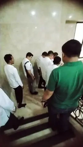 Usai Rapat Bersama Kepala OPD, Bupati Kampar Ahmad Yuzar Menuju Masjid Utk Melaksanakan Sholat Dzuhur Berjamaah. @BertuahNews @MISHARTI @AHMAD YUZAR @aan patio @TV OCU @Kampar TV @diskominfosandikampar @Andesmen Putra 