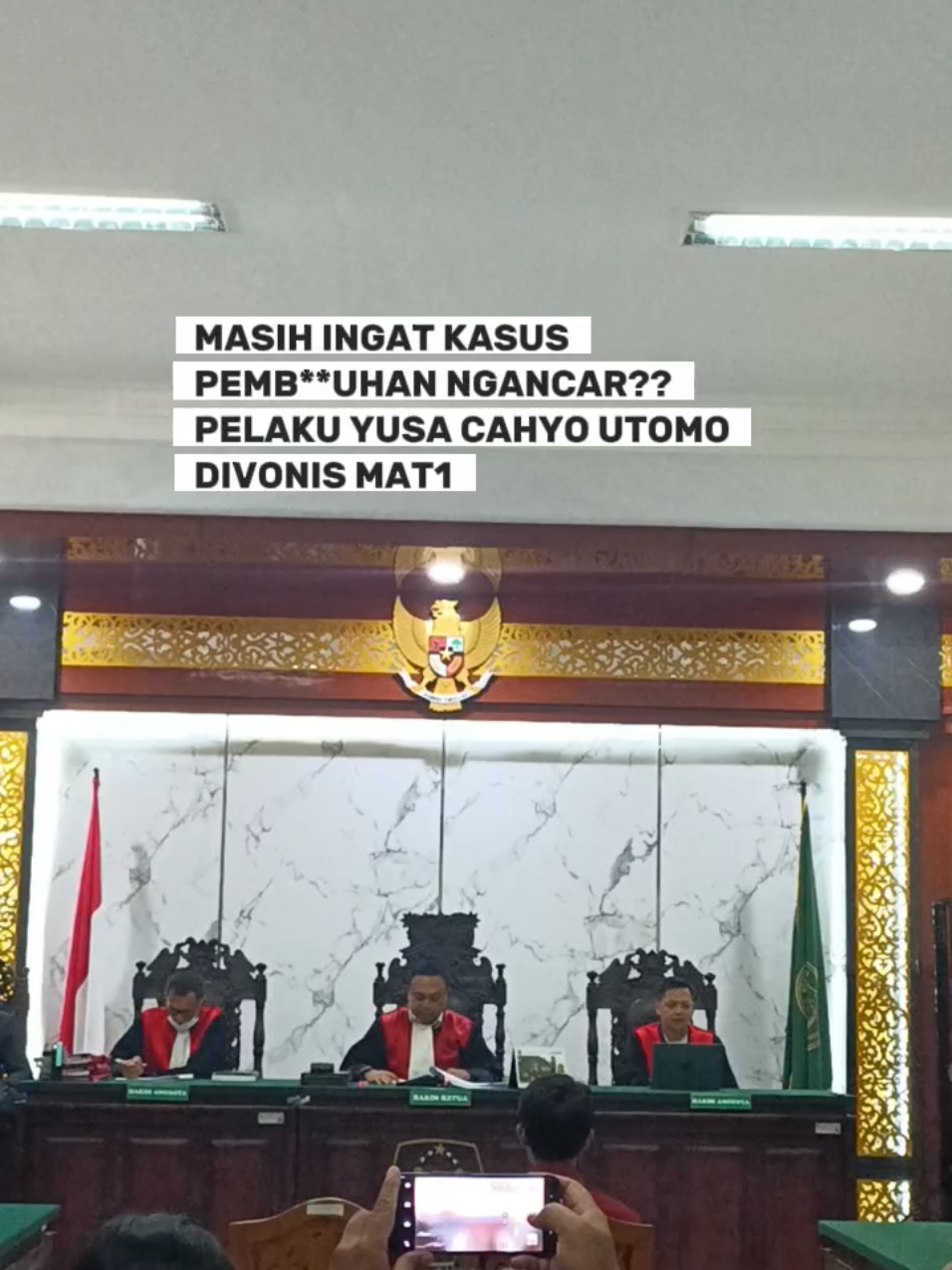 Majelis Hakim Pengadilan Negeri Kabupaten Kediri menjatuhkan vonis mat1 terhadap terdakwa Yusa Cahyo Utomo dalam kasus pembunuhan berencana yang menew4skan kakak kandungnya Kristina beserta suaminya Agus Komarudin dan anak pertama mereka yakni CAW.  Hal itu disampaikan Majelis Hakim dalam sidang pembacaan putusan di Pengadilan Negeri Kabupaten Kediri pada Rabu 13 Agustus 2025. #kediri24jam  #pembunuhanngancar #yusacahyoutomo #fyp 