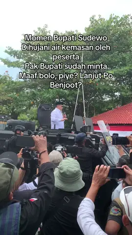 Bupati Pati di hujani botol air minum oleh peserta #demopati #2025 #pati #fyp #agustus #aliansipatibersatu 