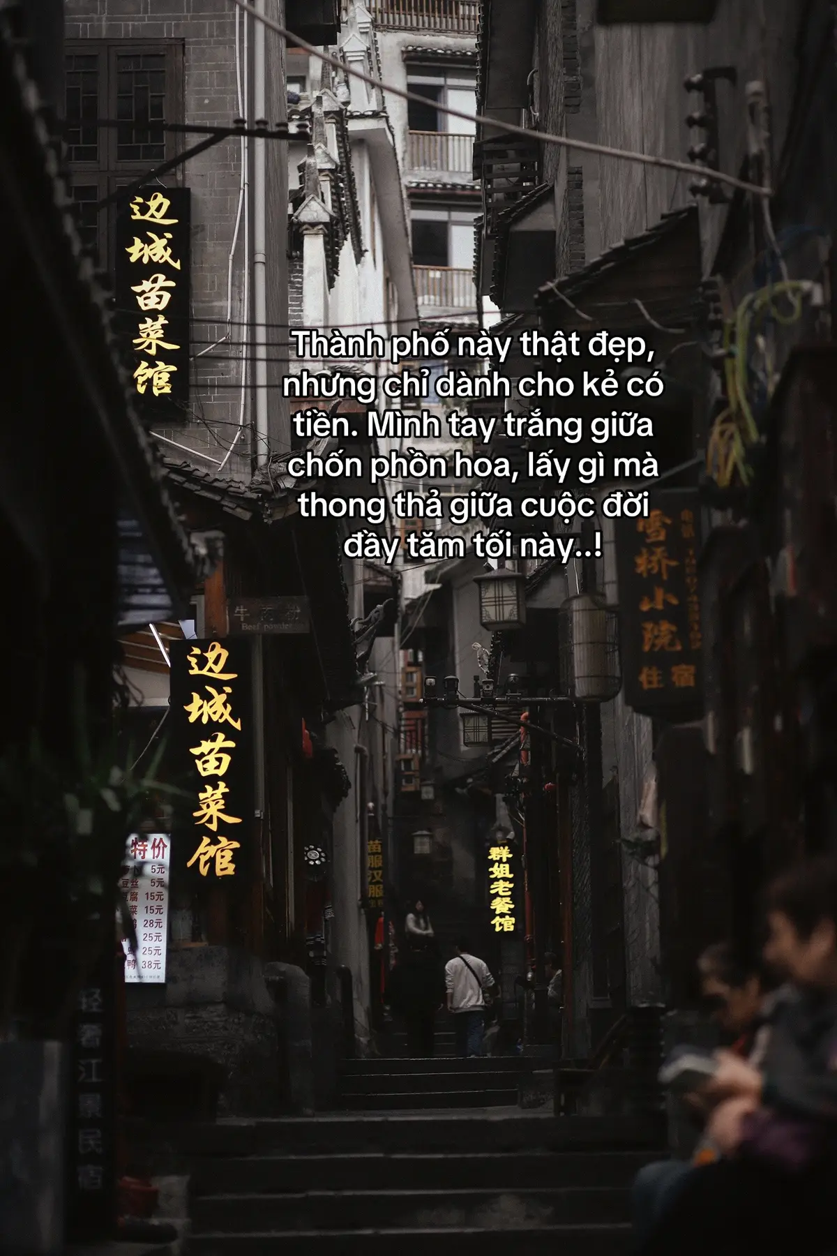 这座城市很美， 但只为富人而设。喧嚣之中， 空无一物，我怎能 在这黑暗的人生中 悠闲自在……！#strdoi #tamtrang #xh 