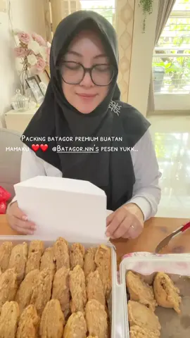 Pagi ini packing batagor ikan tenggiri premium buatan mamaku tersayang..   @Batagor.nin’s sambil packing sambil ngiler 🤤🤤 wangi ikannya itu lhoo.. enaakkkkkkk bangettt 😍😍 yang mau cobain yuk bisa pesen aja.. mumpung ready,, bisa gosend daerah bintaro, alam sutra, bsd atau paxel untuk luar kota 🫶🏻 #jualan #batagor #cemilan #carirezeki #halal 