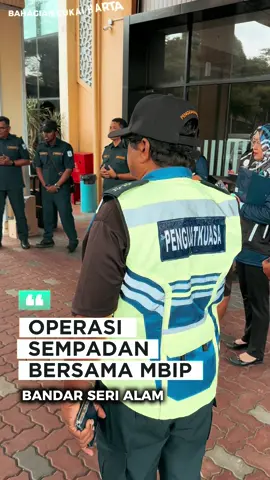 OPERASI BERSEPADU TUNGGAKAN CUKAI HARTA BAGI KAWASAN TERLIBAT PERSEMPADANAN SEMULA BERSAMA MAJLIS BANDARAYA ISKANDAR PUTERI (MBIP) 13/08/2025 - Majlis Bandaraya Pasir Gudang bersama Majlis Bandaraya Iskandar Puteri telah melaksanakan OPERASI BERSEPADU WARAN TAHANAN (BORANG F) ke atas pegangan yang bertunggakan cukai harta di kawasan BANDAR SERI ALAM, PASIR GUDANG. Operasi ini dilaksanakan ke atas pemilik yang mempunyai tunggakan cukai harta pada ketika dalam pentadbiran Majlis Perbandaran Johor Bahru Tengah atau sekarang dikenali sebagai Majlis Bandaraya Iskandar Puteri (MBIP) dan juga tunggakan sedia ada bersama MBPG. Turut serta 10 orang kakitangan dari Bhg Cukai Harta, Jabatan Penilaian, Jab. Kewangan, Jab. Penguatkuasaan serta Anggota Polis Pasir Gudang dan turut serta 15 pegawai dari Majlis Bandaraya Iskandar Puteri telah bersama-sama menjayakan operasi sitaan dan pecahbuka ini. Sehubungan ini, MBPG menyeru dan menyarankan Kepada semua Pemilik Harta supaya melaksanakan tanggungjawab menjelaskan Cukai Harta dengan kadar SEGERA bagi mengelakkan tindakan undang-undang diambil di bawah  Seksyen 148, Akta Kerajaan Tempatan 1976 (Akta 171). Untuk semakan dan pertanyaan, sila hubungi: Bahagian Cukai Harta,  Jabatan Penilaian dan Pesuruhjaya Bangunan,  Majlis Bandaraya Pasir Gudang Talian Pejabat		: 07-254 7777, 07-254 7855/56 No Faks			: 07-251 5260 Whatsapp Cukai	: 019-7752345 Emel 			: cukai@mbpg.gov.my Website		: https://ecukai.mbpg.gov.my #cukaihartacukaipintu #jomsettlecukaihartambpg #elakkenasita #semakrundingbayarcukai
