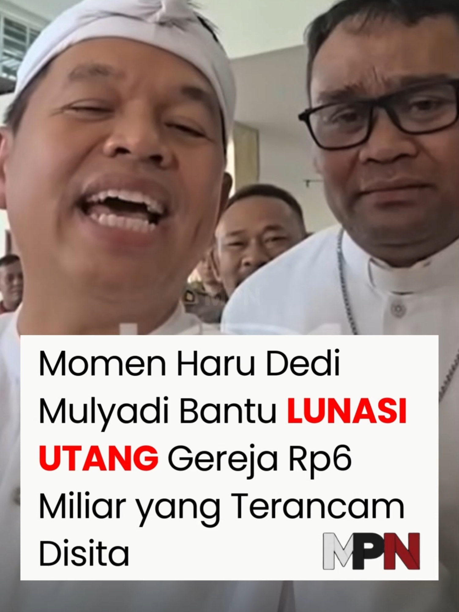Gubernur Jawa Barat, Dedi Mulyadi, membagikan momen haru saat dirinya turun tangan menyelamatkan sebuah gereja di Cianjur. Gereja tersebut terjerat kasus perdata setelah dijadikan jaminan kredit secara sepihak oleh salah satu ahli waris keluarga pendeta. Karena gagal melunasi pinjaman sesuai perjanjian, bank membawa perkara ini ke pengadilan, sehingga gereja itu terancam disita akibat tunggakan utang sebesar Rp6 miliar #dedimulyadi #gereja #bpr #cianjur
