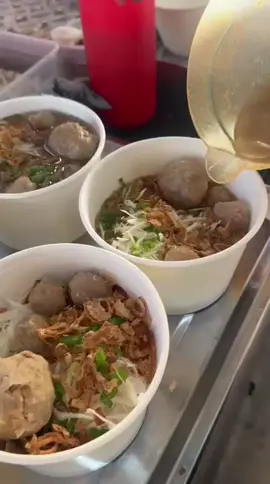 Satukan la mereka didalam mangkuk 😋 adjust rasa sos cili, kicap and sambal meledak terpelanting tu ok🔥🔥🔥. 3 bahan ni yg penting dalam bakso kami 🤗..Mcm ni 😋 jaga2 cili ni pedas gila! Kalau tak tahan pedas kurangkan kuantiti cili hampa na..Bismillah🤤🤤🤤 #baksooriginalindonesia  @@aziahzakaria90 