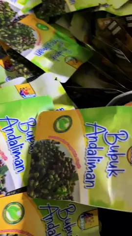 Akhirnya kami memutuskan untuk berhenti produksi keripik, bukan karna gak banyak peminat, justru lagi banyak nya peminat dan orang tua kami kewalahan untuk mengatur waktu mereka karna dua2 nya punya kerjaan diluar bisnis ini, akhirnya kami mengeluarkan produk ini, kenapa kami kepikiran? Karna kalau ka @CHRISTA BROOK SILABAN  kembali ke Negara suaminya dia bawa andaliman ditolak di imigrasi akhirnya setelah ada kemasan bubuk simple ini kemanapun bisa dibawa.
