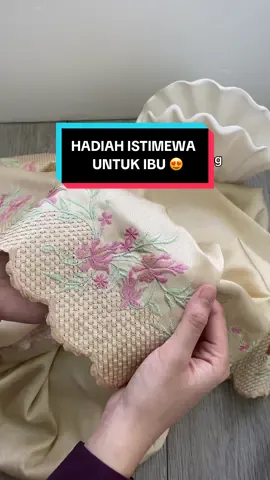 Korang nak hadiahkan ibu hadiah yang bermakna dan sentiasa diingati ? Jom hadiahkan sepasang telekung yang premium & exclusive macam ni. Telekung pon sedap pakai. Inshallah ibu akan suka tau. Design telekung cantik & sulam nampak kemas 🫶 Nak pilih warna telekung istimewa untuk ibu? Tekan beg kuning sekarang 👆 #zaraawliya #telekungzaraawliya #telekung #telekunglace #telekungsejuk