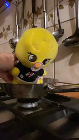 Bbokari had an early meeting with Felix🤫  #leefelix #hamilton #yongbok #straykids #kpopfyp 