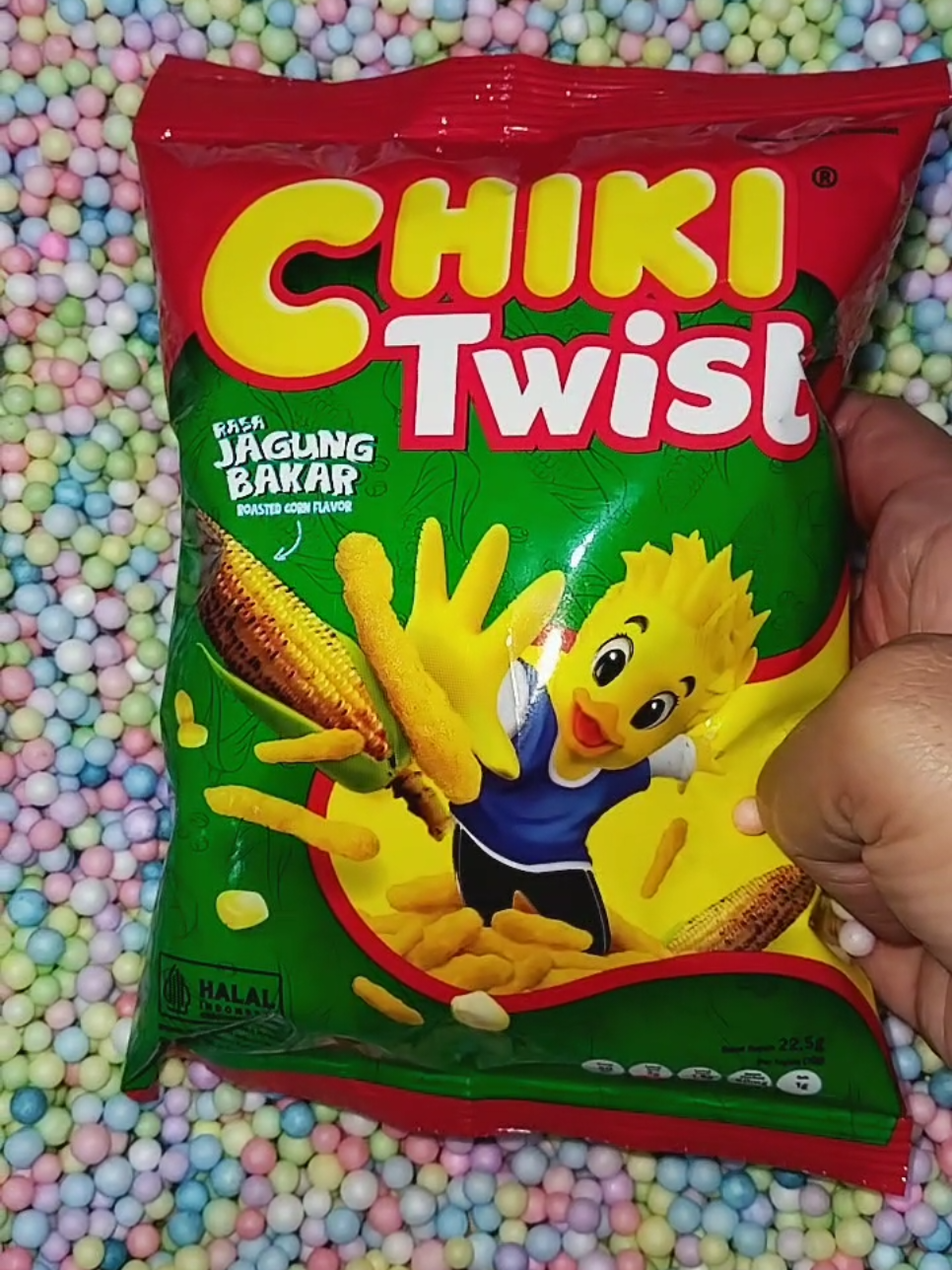 mencari dan menemukan ciki twist jagung di dalam butiran warna warni blind box #chikitwist #jajanantiktok #ciki #snack 