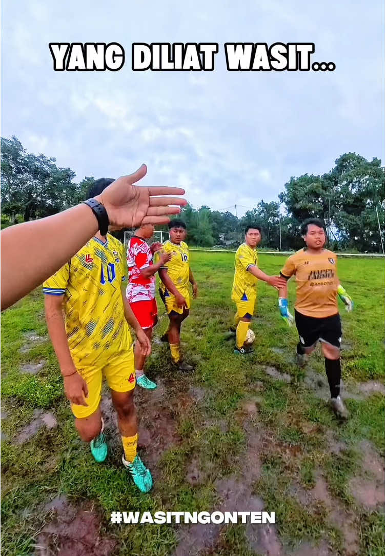 POV penonton vs POV wasit di lapangan. Btw udah nonton video full nya di YT? #bepratama #MataWasit #WasitNgonten #futsalindonesia #sepakbola 