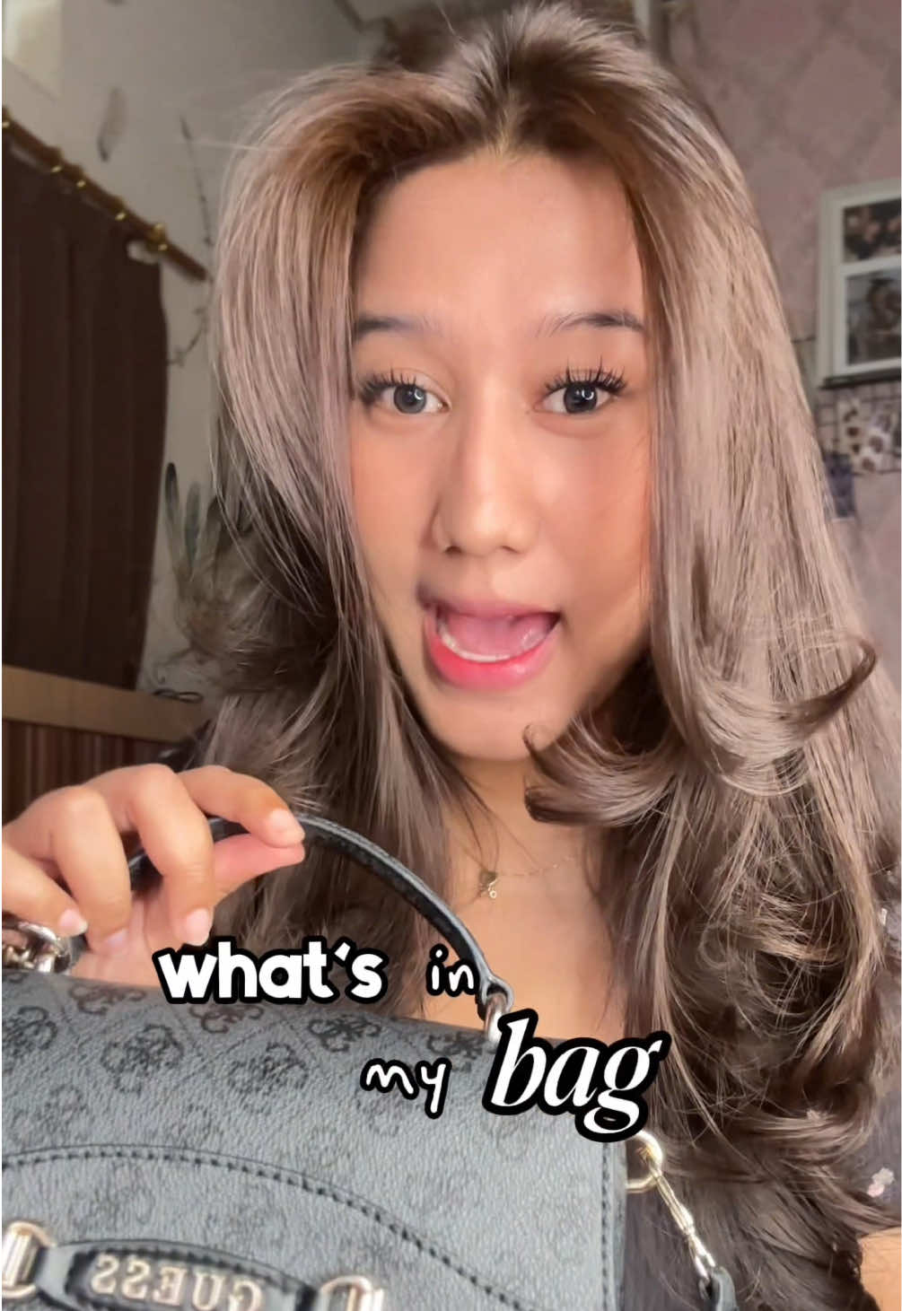 What's in my bag? edisi... tas dari ayang😜🫶🏽 Isi tas cewe itu ga cuma dompet & parfum doang tau! ada satu benda yang SELALU Ocha bawa, dan ini life-saver banget kalo lagi habis makan atau mulut mulai gak fresh👀 #WhatsInMyBag #fyp