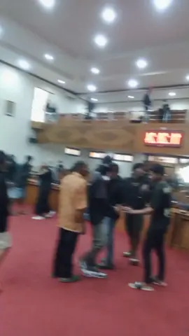 suasana dalam gedung DPR PATI saat ini #patiorasepele #demopati #lengserkansudewo #rusuh#pativiral 