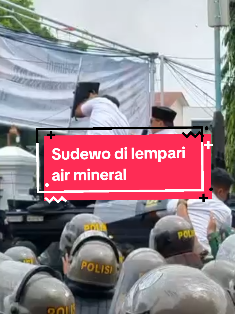 Pelemparan air mineral ke arah Sudewo #fyp  #demopati  #sudewo  #pati 
