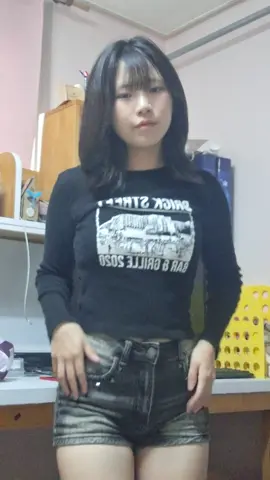 옷이 계속 올라가뇨