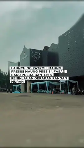 Transformasi Polda Banten: Hadir, Tanggap, dan Peduli Dalam kunjungan kerja ke Banten, Kapolri Jenderal Listyo Sigit Prabowo meresmikan 3 langkah besar transformasi pelayanan Polda Banten: 🛡️ Launching Patroli Maung Presisi – Inovasi pengamanan wilayah yang sigap, humanis, dan modern. Patroli ini jadi garda terdepan cegah gangguan kamtibmas dan hadir cepat saat masyarakat membutuhkan. 🏛️ Peresmian Fasad Baru Mapolda Banten – Desain baru yang terinspirasi dari sayap dan udeng khas Banten, merepresentasikan kesiapan terbang tinggi serta akar budaya lokal dalam melayani rakyat. 🌾 Tinjau Gerakan Pangan Murah – Sebanyak 27 ton beras SPHP dan sembako murah telah disalurkan kepada masyarakat. Bukti nyata kepedulian Polri terhadap stabilitas pangan rakyat. Semua langkah ini merupakan implementasi nyata semangat “Polri Hadir untuk Masyarakat” #PolriHadirUntukMasyarakat #Kapolri #KapoldaBanten #PatroliMaungPresisi #PanganMurah 