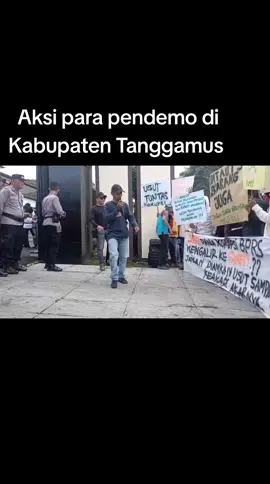 Marwah Para Pendemo Di Tanggamus: Suara Perjuangan Atau Hanya Panggung Kepentingan? INDPORTAL.COM, TGM - Maraknya aksi unjuk rasa di Kabupaten Tanggamus yang dilakukan sejumlah lembaga masyarakat dari berbagai aliansi memberi pesan kuat, ada banyak persoalan hukum di pemerintahan yang tak kunjung diselesaikan secara tuntas. Rabu (13/8/2025) Spanduk-spanduk kritis dibentangkan, poster-poster sindiran diangkat tinggi, orasi lantang menggema, bahkan api dinyalakan sebagai simbol perjuangan.  Semua itu menunjukkan satu hal, masyarakat masih berani bersuara agar para pemangku kepentingan tidak kebablasan dalam mengambil kebijakan. Namun, pertanyaan yang patut diajukan, apakah selama ini demo tersebut benar-benar membawa dampak positif?  Apakah tuntutan mereka sampai ke telinga dan hati para pengambil keputusan? Fakta di lapangan menunjukkan, banyak persoalan hukum terkait dugaan korupsi anggaran yang melibatkan sejumlah pejabat daerah hingga kini belum jelas penanganannya.  Salah satu tuntutan bahkan menyoroti skandal mantan Wakil Bupati Tanggamus, AM Syafii, yang diduga menerima aliran dana fee 20 persen dari proyek pengadaan barang dan jasa interior-eksterior Ruko Kantor PT Bank Pembiayaan Rakyat Syariah (BPRS) tahun anggaran 2021–2022.  Kasus yang menyeret nama mantan Bupati Kabupaten Tanggamus tersebut hingga kini tak kunjung mendapat kejelasan hukum. Selain itu, massa aksi juga menuntut pencopotan Sekda, mengkritik mutu pendidikan yang dinilai belum optimal, serta menyoroti pelayanan kesehatan yang masih jauh dari harapan.  Dalam salah satu aksinya, mereka juga menyerukan untuk mengembalikan marwah dan fungsi pengawasan DPRD Kabupaten Tanggamus, yang dinilai melemah dan kehilangan keberanian mengontrol eksekutif.  Poin ini bukan sekadar kritik biasa ini adalah alarm keras bahwa lembaga pengawasan rakyat tak boleh dibiarkan jinak di hadapan kekuasaan. Namun di tengah semangat itu, muncul sebuah kekhawatiran, bagaimana jika gerakan ini ditunggangi kepentingan politik?  Bagaimana jika ada pihak yang memanfaatkan momen ini demi meraih lahan empuk kekuasaan atau keuntungan pribadi?  Jika itu terjadi, marwah aliansi akan tergerus. Publik pun akan sulit membedakan mana suara murni rakyat dan mana sekadar manuver elite.  Lebih parah lagi, pihak yang dikritik akan punya alasan untuk mengabaikan tuntutan dengan dalih semua ini hanya permainan politik. Menanggapi hal tersebut, salah satu pegiat Aliansi Tanggamus Menyala, Dauri Ruansyah, menegaskan bahwa aksi mereka murni lahir dari kegelisahan.  Menurutnya, banyak persoalan pelayanan publik, seperti kesehatan dan pendidikan, belum sepenuhnya maksimal. “Seperti yang terjadi di sejumlah wilayah pelosok, keadaannya sangat miris,”Ujarnya. Dauri juga menambahkan bahwa para pendemo bukan hanya dari kelompoknya, tetapi juga ada kelompok lain yang tujuan aksinya ia sendiri enggan untuk berkomentar. Demo adalah senjata perjuangan rakyat. Namun, seperti pisau, ia bisa digunakan untuk membela kepentingan umum atau justru menusuk dari belakang jika berada di tangan yang salah.  Tugas aliansi adalah memastikan senjata ini tetap tajam dan murni, bukan menjadi properti politik yang bisa disewa siapa saja. Pada akhirnya, semua kembali pada pilihan moral, ingin dikenang sebagai pembela kepentingan rakyat atau sekadar pion di papan catur kekuasaan.  Semoga gerakan pemuda Kabupaten Tanggamus dari berbagai aliansi mampu menorehkan dampak positif demi perubahan nyata. (Red) #Jurnalisbermartabat #Indportal #fypシ゚viral 
