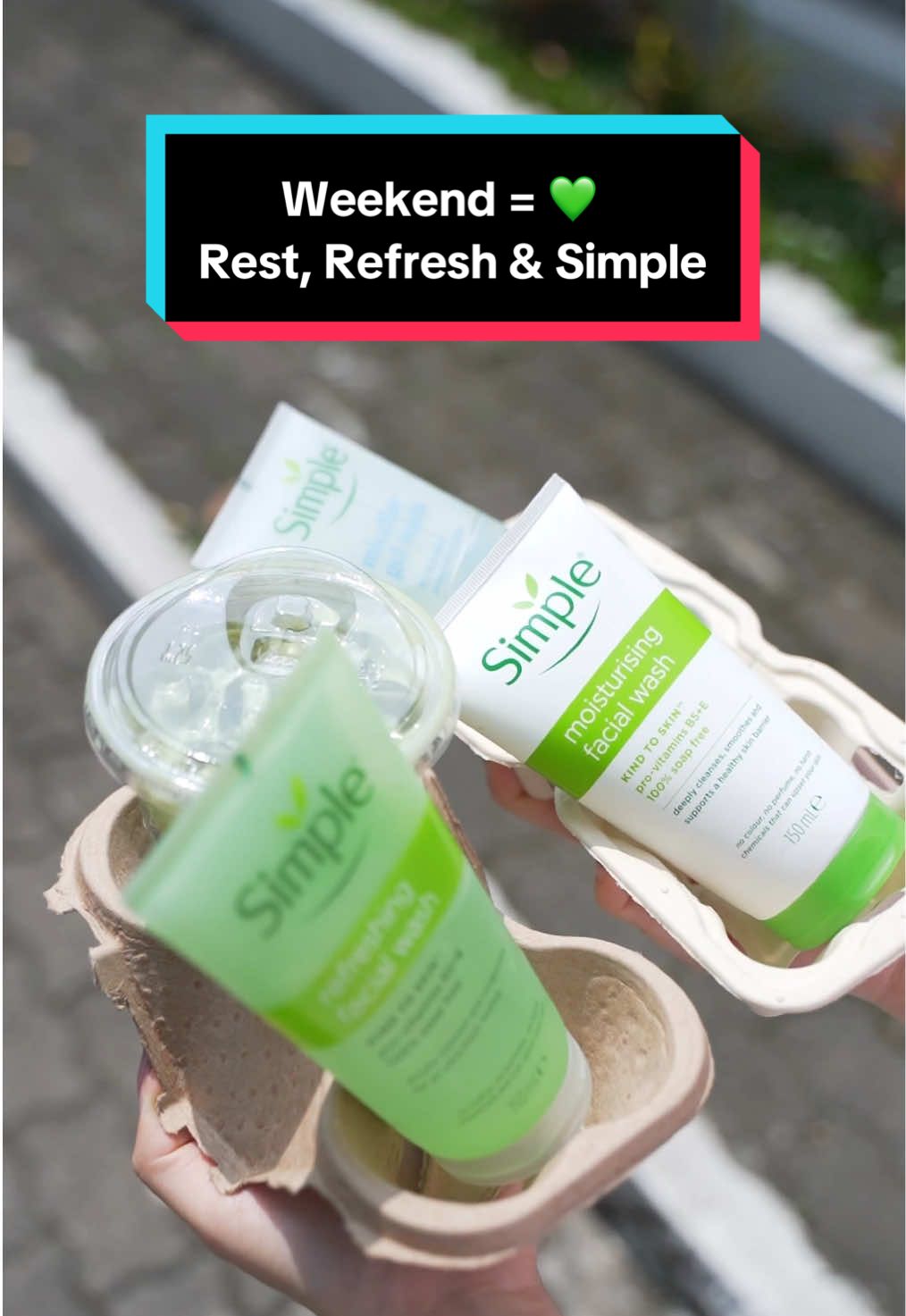 Weekend = Rest, Refresh & Simple 💚 Which one’s your weekend essential?? Comment now👉🏻 #simpleskincare #unileverinternational #simpleyourday #repairyourskin #facewash 