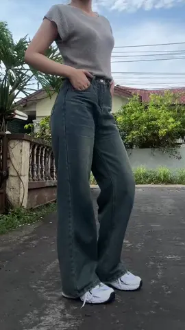 Baggy jeans retro!!  murah, kualitas oke, cakep pollll. .  #foryoupage #outfitcewek #baggyjeans #retrojeans 