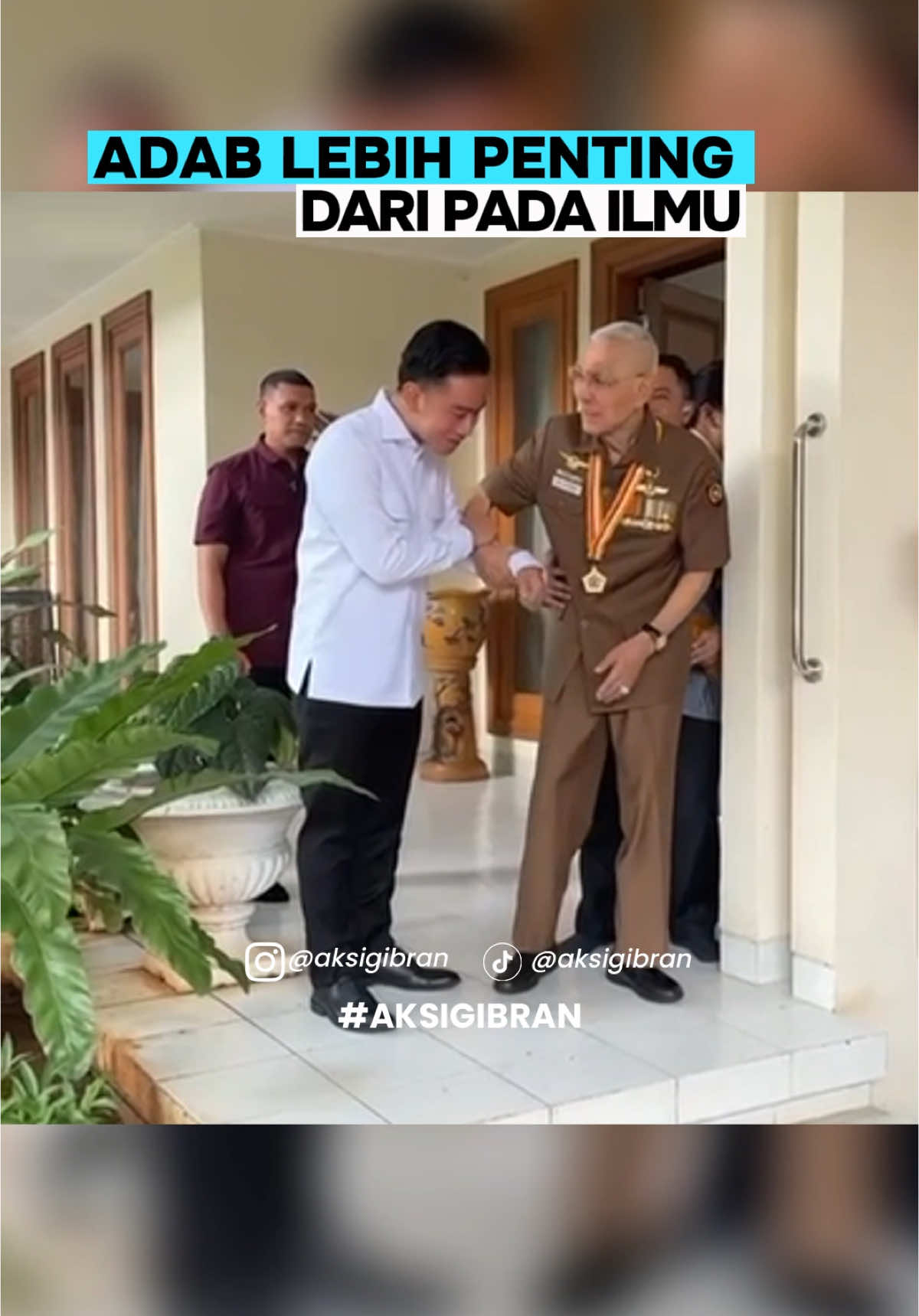 Wapres Gibran Rakabuming Raka bersilaturahmi ke kediaman Wapres ke-6 RI Try Sutrisno di Menteng, Jakarta Pusat, Rabu (13/8/2025). Suasana pertemuan berlangsung hangat dan penuh rasa hormat. Mas Wapres Gibran menunjukkan sikap santun yang patut dicontoh, menjadi teladan pemimpin muda yang beradab dan menghargai tokoh senior bangsa. Dalam perbincangan, keduanya saling bertukar pandangan tentang kepemimpinan, pendidikan, dan kesehatan sebagai pilar kemajuan Indonesia. Momen menarik terjadi ketika Pak Try menegur ajudan Wapres yang melepas sepatu saat masuk ke rumahnya. Silaturahmi ini sekaligus mencerminkan kesinambungan antara generasi pemimpin bangsa, di mana pengalaman para senior menjadi pelajaran berharga bagi generasi penerus. @Gibran Rakabuming  #fyp #GibranRakabuming #WapresMuda #KerjaNyata #aksigibran #IndonesiaMaju #prabowogibran #jokowi 