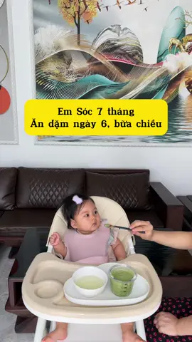 Em Sóc 7 tháng, ăn dặm ngày thứ 6, bữa chiều Đây là bữa thứ 3 con tét dị ứng với thịt lươn trước khi chuyển sang ăn loại đạm mới  Hôm nay cháo lươn có thêm đậu xanh giàu chất xơ, giúp món cháo thơm, ngon, bùi hơn. Nguyên liệu mình có 20 gam lươn này, 5 gam đậu xanh, mùng tơi, mướp.  #ivf #embesocivf #hatdinhduongchobe #andamtruyenthong #andamthangthu7 