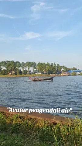 Baca Caption !!! Kalau benar ada Avatar di bumi ini mungkin Belanda adalah Avatar pengendali air.  1. Dam. Dam berfungsi sebagai pengendali air. 2. Kanal yang berfungsi sebagai sistem drainase alami, membantu mengalirkan kelebihan air dan mencegah banjir, terutama di daerah yang berada di bawah permukaan laut. 3. Kincir Angin yang berfungsi sebagai pemompa air, pengeringan tanah untuk pertanian dan pemukiman, dll. 4. Sebagian wilayah Belanda adalah tanah reklamasi (tanah timbunan). 5. Permukaan laut lebih tinggi dari permukaan tanah.